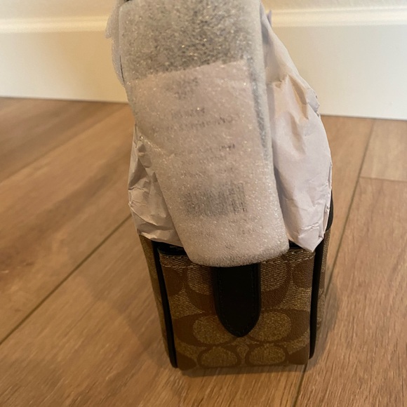 GRAHAM CROSSBODY IN SIGNATURE CANVAS (COACH C4149)
QB/KHAKI
COACH STYLE # C4149 - Picture 5 of 9